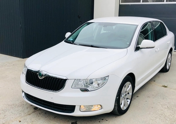 Skoda Superb cena 29990 przebieg: 165000, rok produkcji 2011 z Kościan małe 232